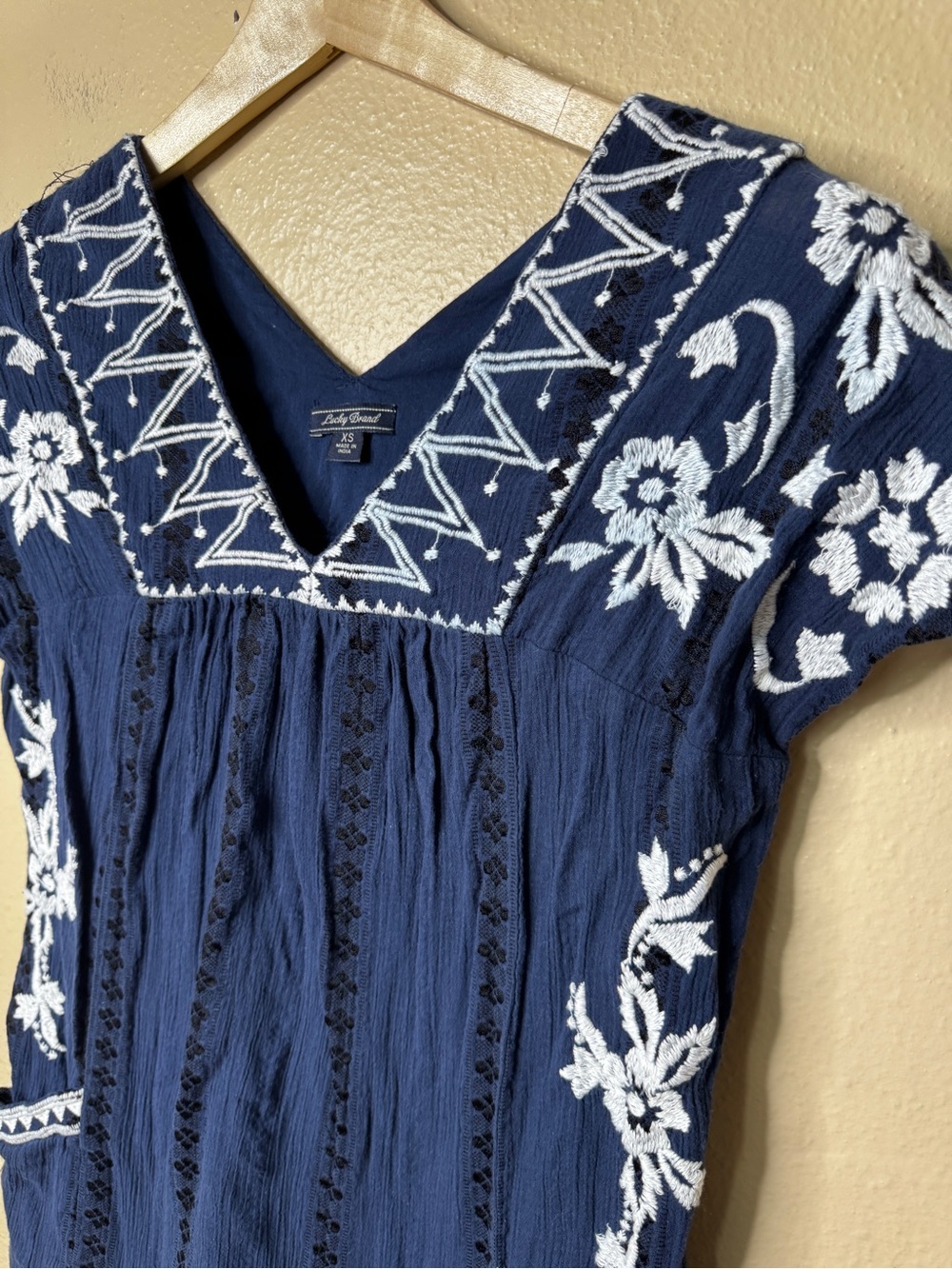 Lucky Brand Women’s XS Navy Embroidered Mini Dress Boho Short Sleeve Pockets - Picture 3 of 8
